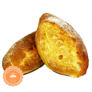 Oval-shaped Bélge Blanche loaf with a golden crust and dusting of flour